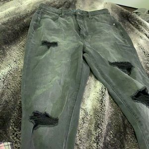 These are size 9/10 in womens jeans I would love to wear them but I wear a FIVE